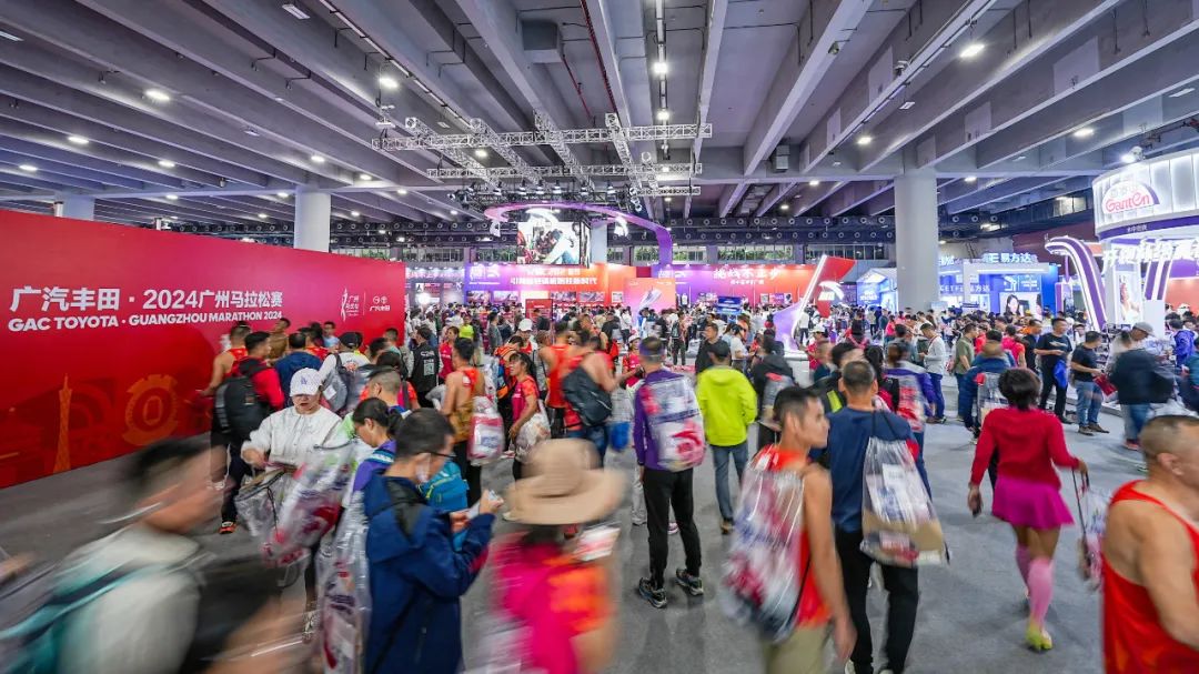 感受土超的气氛，埃德森在伊斯坦布尔德比中遭球迷投掷塑料杯
